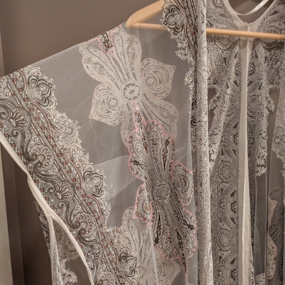 Pretty Persuasions OS Shawl - Picture 3 of 8